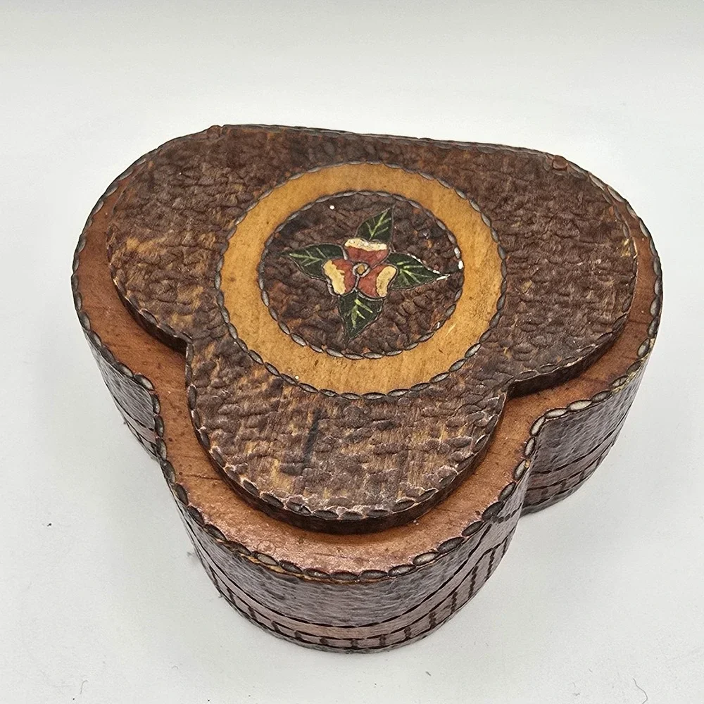 Beautiful Antique Vtg Hand Carved HEART Powder or TRINKET BOX‎ Floral